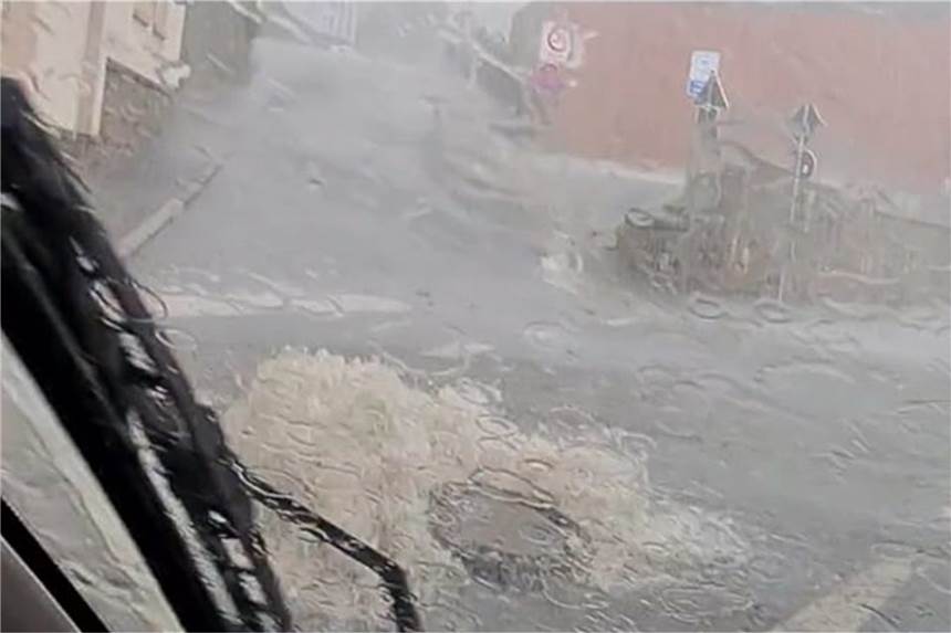 Schwere Unwetterschäden in Nachbarstadt - Schwerter Feuerwehr hilft aus Schwere Überflutungen gab es in Fröndenberg bei dem Gewitter am Nachmittag.