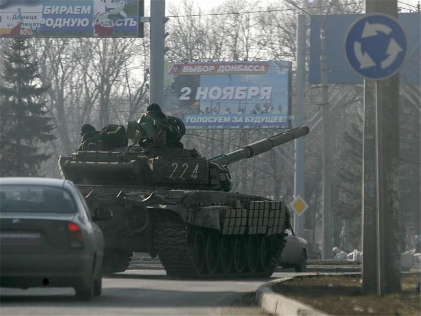 Anti-Ukraine-Proteste in Russland Schwere Waffen sollen laut Friedensabkommen aus der Ostukraine abgezogen werden. Diese prorussischen Separatisten scheren sich offenbar nicht darum. Foto: Alexander Ermochenko