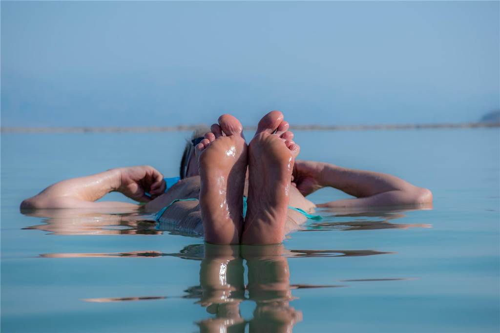 „Schwerelos” wie im Toten Meer: Im Jammertal Resort setzt man auf die natürliche Heilkraft des Salzes.