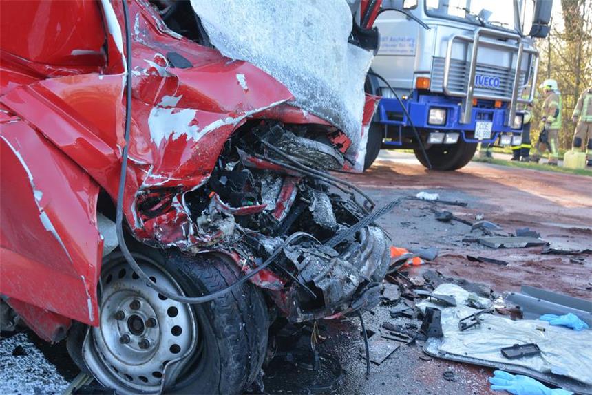 Unfall auf der B58: Junge Frau fährt in den Tod Schwerer Unfall am Dienstagmorgen kurz vor 7 Uhr auf der Bundestraße 58 zwischen Lüdinghausen und Ascheberg - für die Fahrerin des VW Bulli kam jede Hilfe zu spät.