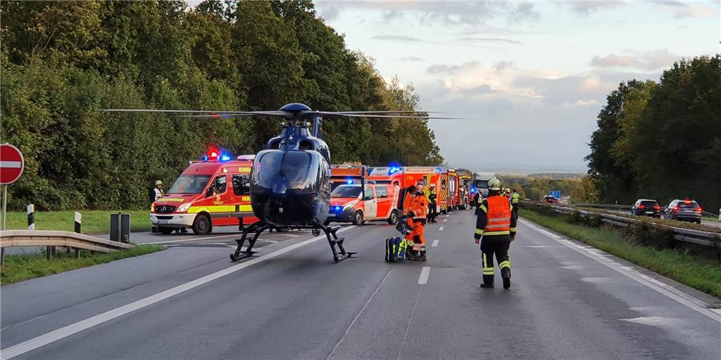 Zwei Hubschrauber gelandet: Schwerer Verkehrsunfall auf der A1 Schwerer Verkehrsunfall auf der A1: Ein Hubschrauber der Bundespolizei fungierte als zweiter Rettungshubschrauber.