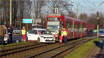 Schwerer Verkehrsunfall mit eingeklemmter Person auf dem Castroper Hellweg.