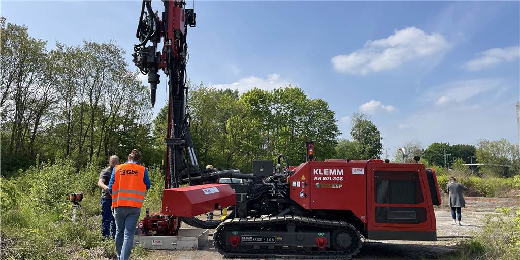 Am Tierfriedhof: Geheimnisvolle Bohrungen gegenüber von Ikea Schweres Gerät auf dem Grundstück neben dem Tierfriedhof macht neugierig: Was soll hier gebaut werden?