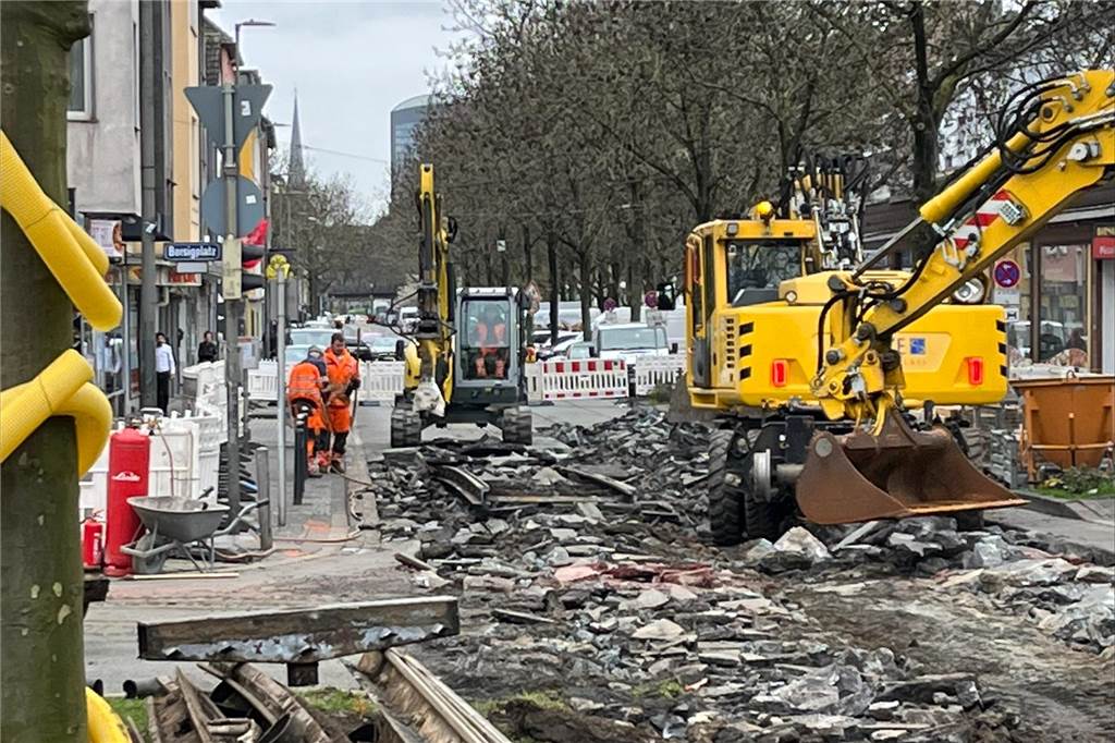 Borsigplatz ist kein Kreisverkehr mehr! Lange Staus sind die Folge Schweres Gerät hat die Gleise von und zur Innenstadt bereits herausgerissen. Deswegen ist die Einmündung Oestermärsch komplett gesperrt.