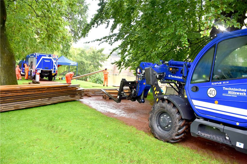 Einsatz im Regen: THW baut Fluchtweg-Brücke für Gregor-Meyle-Konzert auf THW-Helfer und -Gerät im Schlossgarten