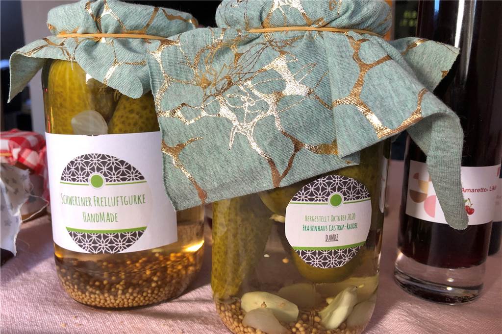 Spender gesucht: Kuriere bringen Marmelade aus dem Frauenhaus nach Hause Schweriner Freiluftgurken waren auch beim Advents- und Weihnachtsmarkt 2019 auf dem Neuroder Platz der absolute Renner.