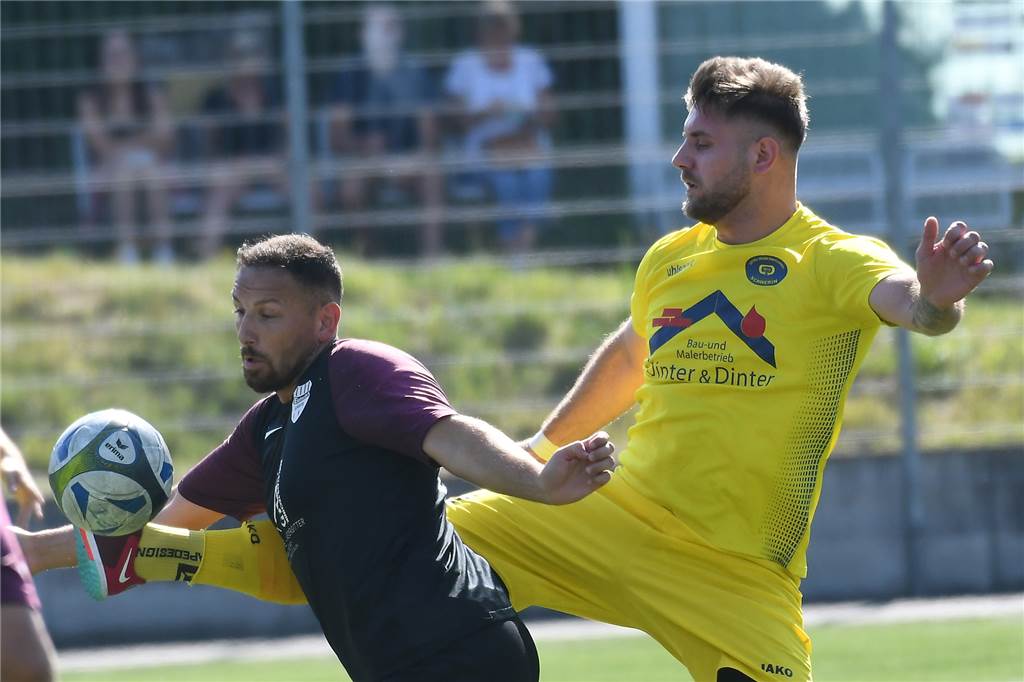 Spvg Schwerin: Zwei Spieler haben sich ungewollt selbst aus dem Kader gestrichen Schwerins Ali Caliskan (r), hier im Stadtmeisterschaftsspiel gegen Eintracht Ickern, handelte sich im Trikot des Lüner SV durch eine Rote Karte sechs Spiele Sperre ein.