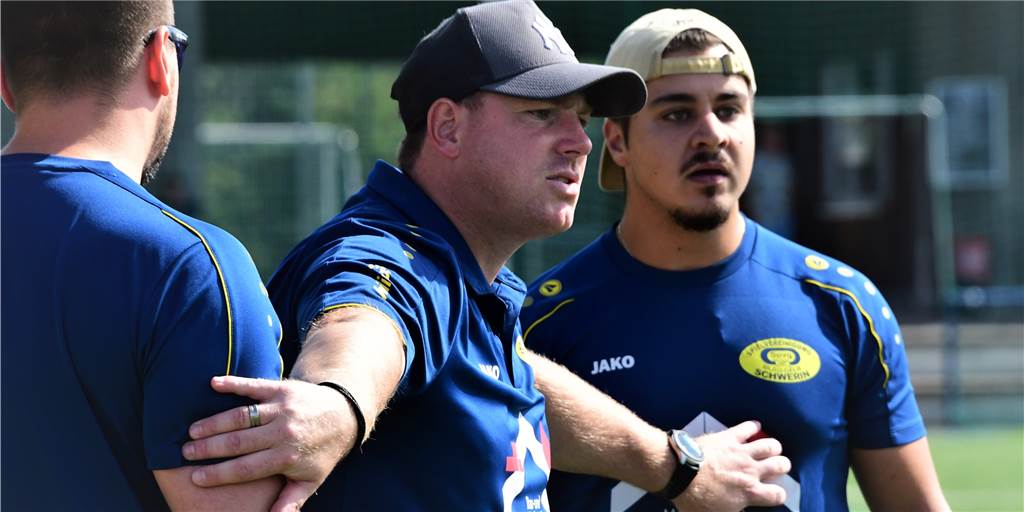 Bezirksliga: Spvg Schwerin gegen TuS Heven war ein Topspiel – mit einer Mangelware Schwerins Coach Dennis Hasecke (M) musste gegen den TuS Heven auch als Schlichter auftreten.