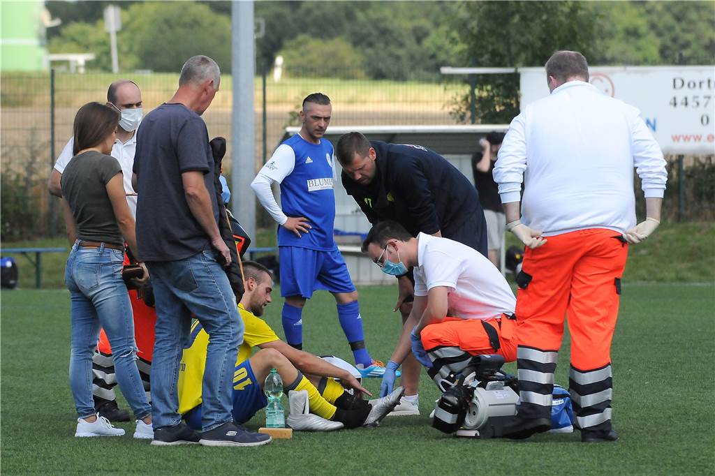 Testspiel-Derby der Spvg Schwerin gegen Habinghorst sprengt die Grenze Schwerins Neuzugang André Muth (gelbes Hemd) verletzte sich bei einem Zusammenprall mit VfB-Keeper Julian Jarkulisch. Der Stürmer wurde ins Krankenhaus abtransportiert – mit Verdacht auf Schien- oder Wadenbeinbruch.