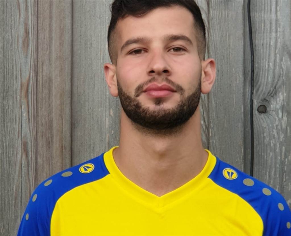 Spvg Schwerin schnappt sich noch Goalgetter mit Durchschlagskraft vom TuS Heven Schwerins Neuzugang Ibrahim El-Lahib wurde vor dem Spiel gegen den RSV Holthausen von Geschäftsführer Peter Wach für seinen Spielerpass fotografiert.