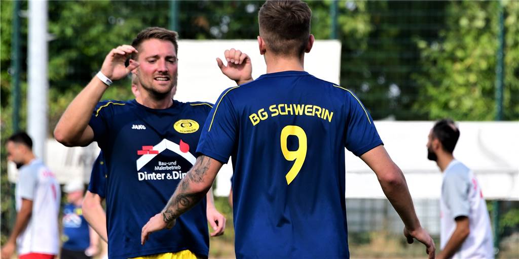 Spvg Schwerin möchte gegen Phönix Bochum den Abschalt-Modus abstellen Schwerins Routinier Stefan Fels (l) war nach dem Spiel bei Mengede 08/20 selbstkritisch.