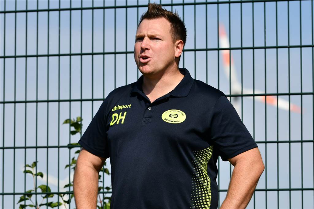 Ein verlorener Sohn kehrt zur Spvg Schwerin zurück Schwerins Trainer Dennis Hasecke.