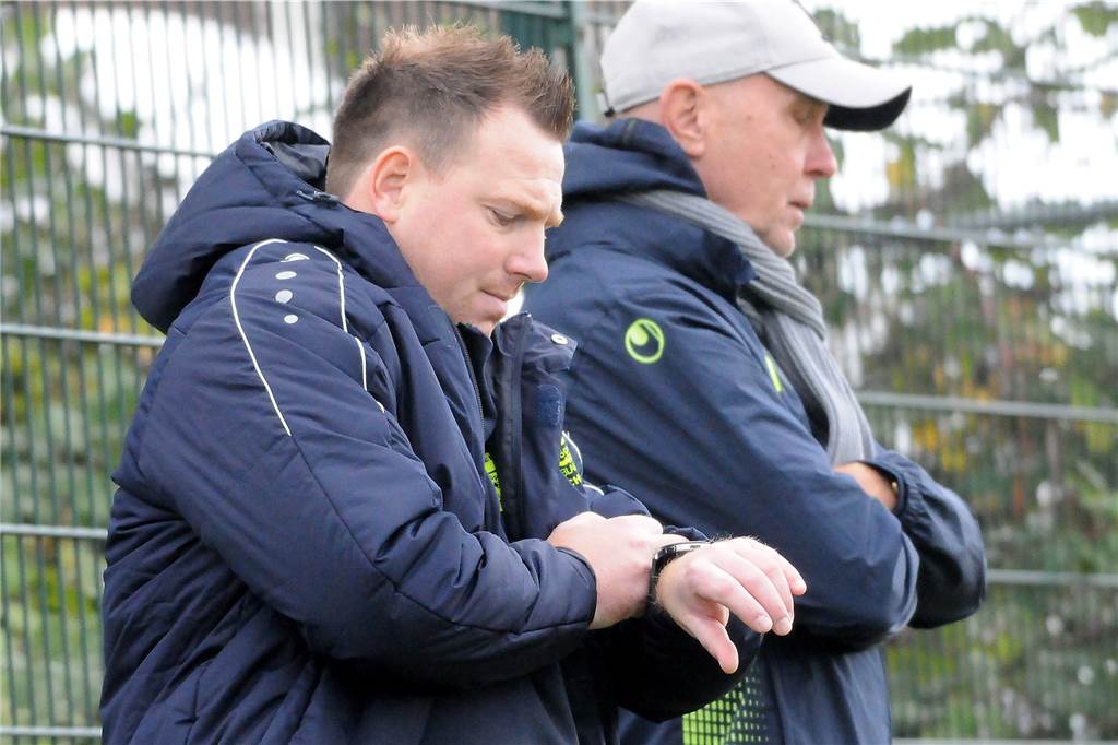 Gegner machen es möglich: Spvg Schwerin kann der lachende Dritte werden Schwerins Trainer Dennis Hasecke (l.) würde sich freuen, wenn bald wieder gespielt werden könnte - mit dem Segen der Bundesregierung.