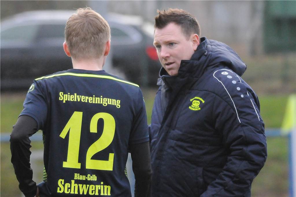 Ein Castrop-Rauxeler Trainer vermisst den Fußball - die Familie freut sich, dass Papa mehr Zeit hat Schwerins Trainer Dennis Hasecke (r.) muss noch einige Zeit warten, bis er wieder auf seine Fußballer einwirken kann.