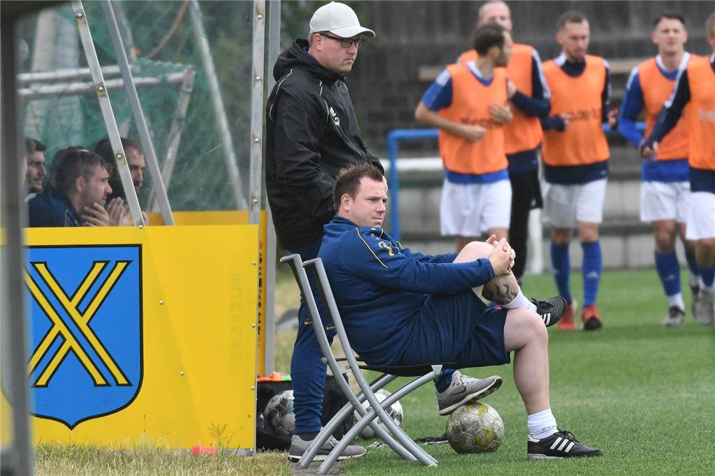 Vor Auftakt: Vereinsvorsitzender stellt Attraktivität der Stadtmeisterschaft in Zweifel Schwerins Trainer Dennis Hasecke (sitzend) hatte ursprünglich für das dritte Juli-Wochenende ein Testspiel am Samstag sowie ein Turnierspiel am Sonntag geplant. Von dem Testspiel nahm Hasecke wegen der Stadtmeisterschaft jetzt Abstand.