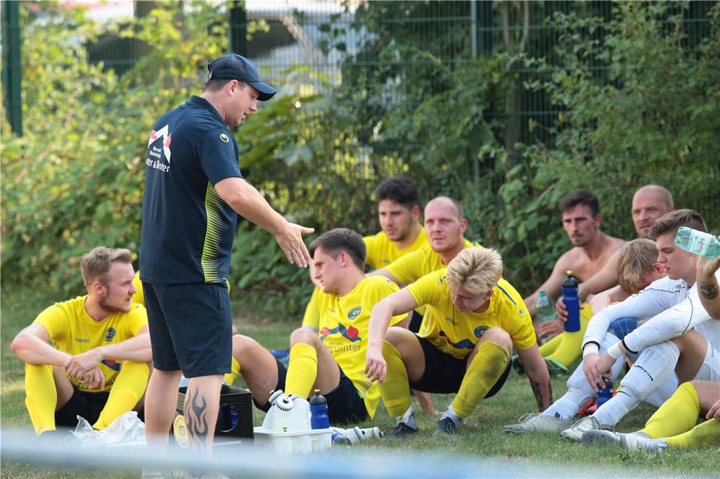 Schwerins Trainer Dennis Hasecke hat Spione in der neuen Liga - und ist selbst ein Informant Schwerins Trainer Dennis Hasecke (vorn) achtet bei der Spielvorbereitung für sein Team auf für ihn wichtige Details.