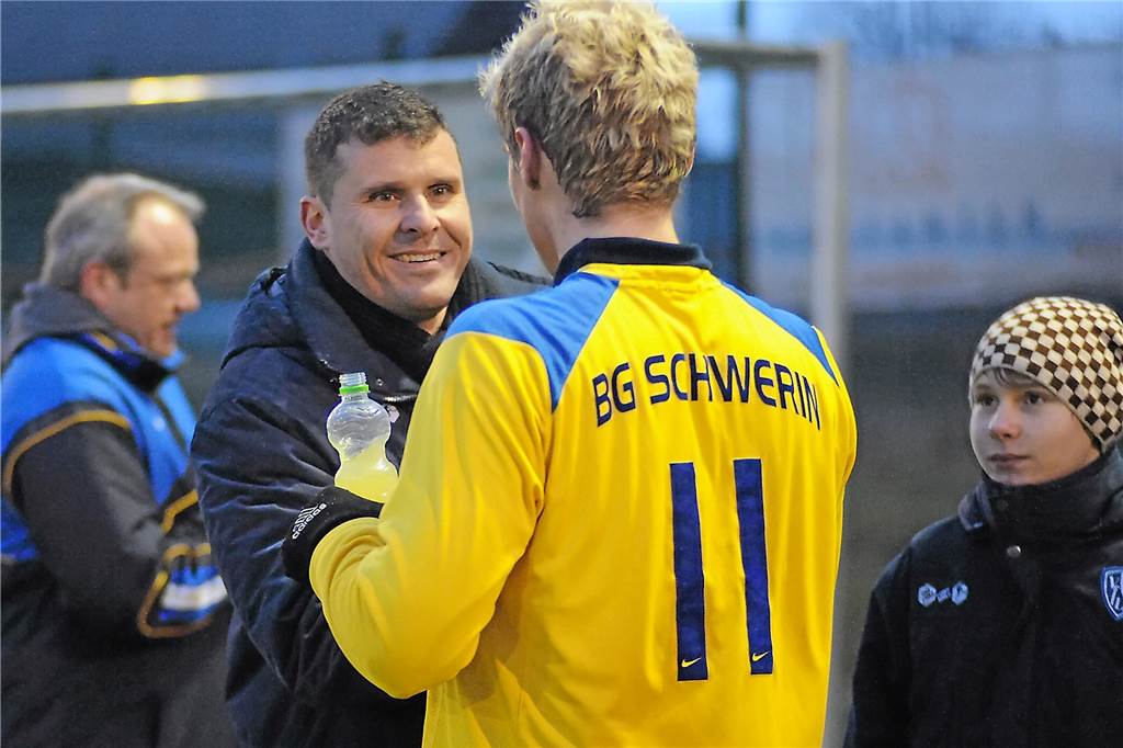 2010 entschieden kaputte Schuhsohlen das eiskalte Castrop-Rauxeler Landesliga-Derby Schwerins Trainer Hansi Lewark (l.) freute sich zusammen mit Vaidas Rocys über den 2:0-Derby-Sieg am Grafweg.