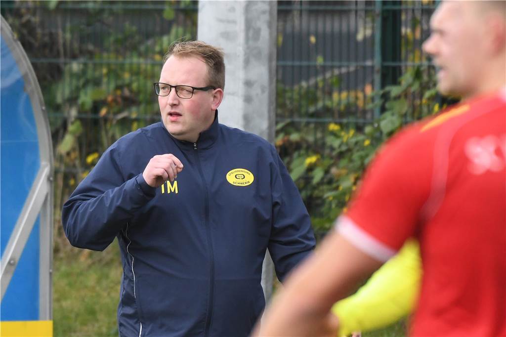 BG Schwerin Funktionär wird gegangen und teilt scharf aus: „Charakter und Respekt ein Fremdwort“ Schwerins Trainer Timo Muth.