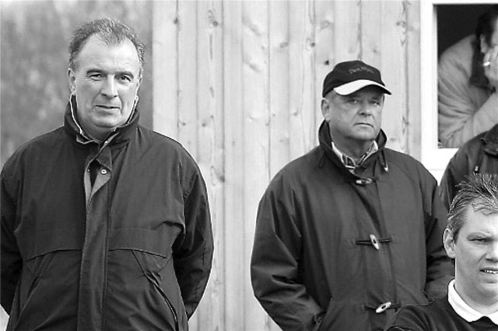 Spvg Schwerin trauert um Lothar Wiedemann Schwerins Urgestein Lothar Wiedemann (r.) ist gestorben. Weggefährte Hans-Jürgen Weiß (l.) erinnert an den Mann, der bei der Spvg viele Jahre im Hintergrund mithalf.