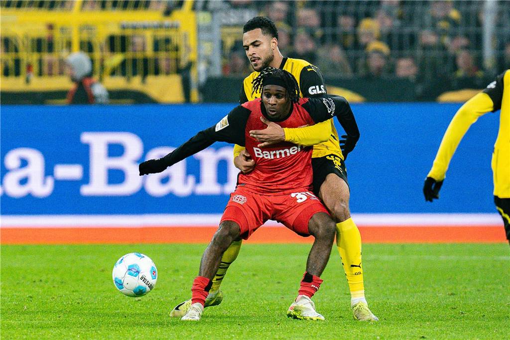 Almugera Kabar führt mit Jeremie Frimpong einen Zweikampf um den Ball.