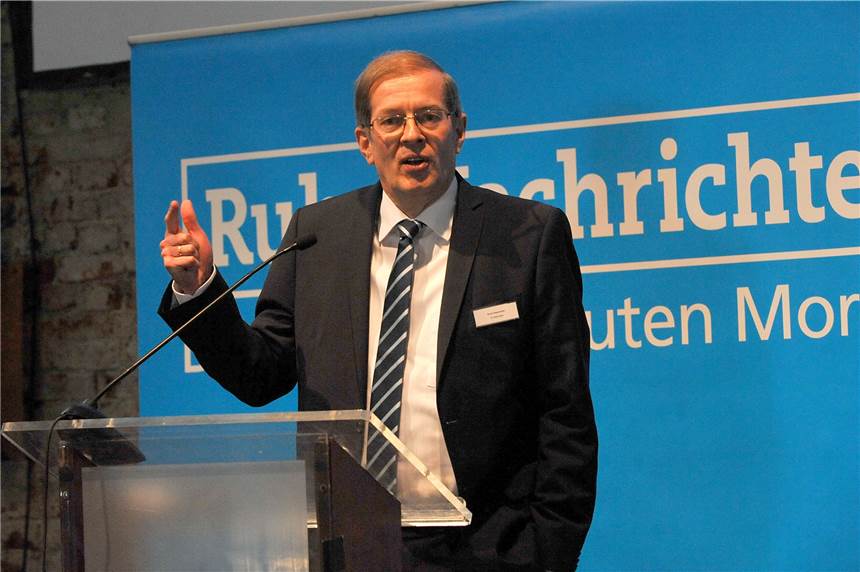 Mehr als 120 Fotos: Armin Papenmeier ist Unternehmer des Jahres 2019 in Schwerte Schwertes Unternehmer des Jahres 2019: Armin Papenmeier bedankte sich für die Ehrung.