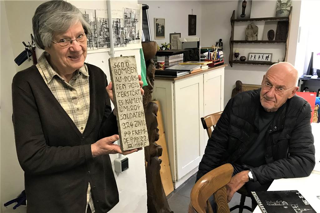 Front gegen Dauer-Abbau des Stadtbrunnens auf dem Marktplatz wächst Schwester Barbara (Ursulinen-Kloster) und Peter Schwanenberg (Dorstener Kunstverein). Die Steinplatte ist ein 60 Jahre altes Originalstück, das Tisa nicht für den Brunnen verwendet hat.