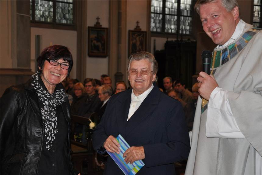 Kirchengemeinde St. Vitus trauert um Schwester Heinrika Vossmöller Schwester Heinrika ist tot. 2015 hatte sie (M.) ihr 50-jähriges Ordensjubiläum in Olfen gefeiert. Bernd de Baey und Heidi Wever vom Pfarreirat gratulierten.