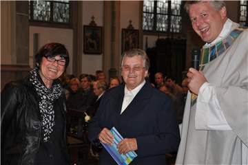 Schwester Heinrika ist tot. 2015 hatte sie (M.) ihr 50-jähriges Ordensjubiläum in Olfen gefeiert. Bernd de Baey und Heidi Wever vom Pfarreirat gratulierten.