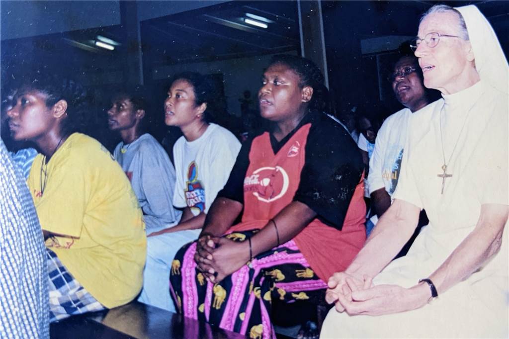 Aus fernen Ländern zurück: Zwei Schwestern in Dorsten beim seltenen Heimatbesuch vereint Missionsschwester in Papua Neuguinea