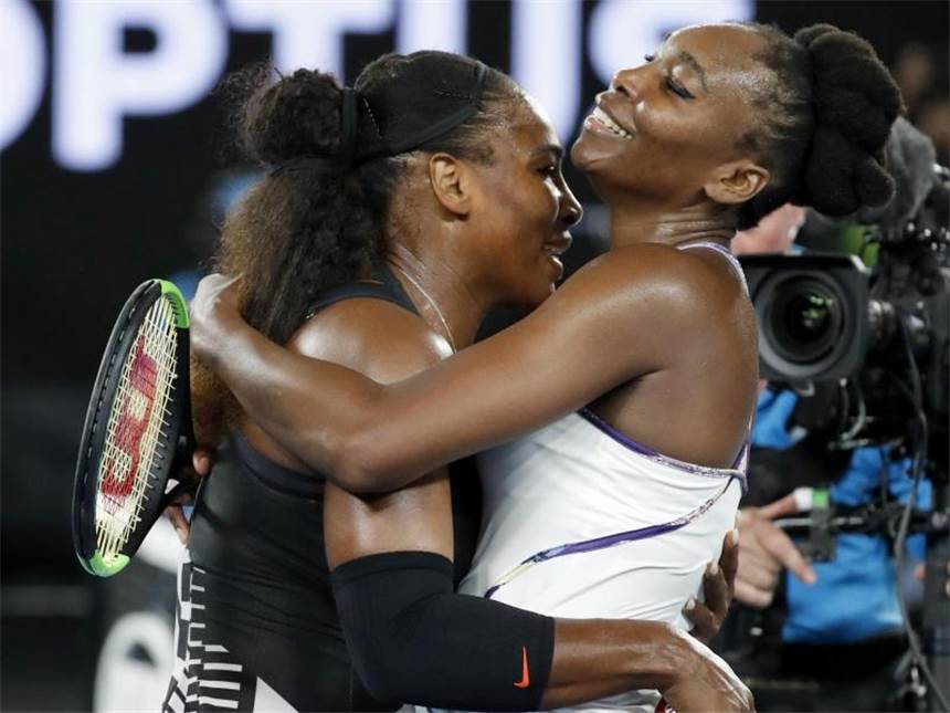 Serena Williams wieder die Eins nach Titel 23 Schwester Venus Williams (r) grtaulierte Serena mit einer Umarmung. Foto: Dita Alangkara