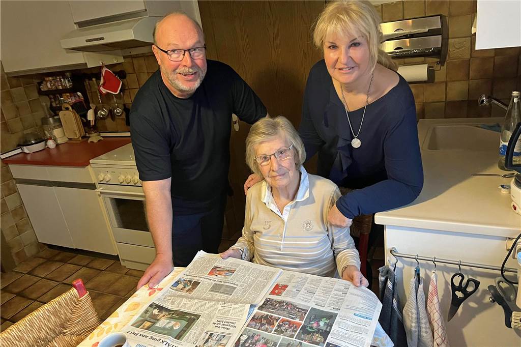Frühstück ohne Zeitung ist undenkbar: Henriette Schriever (92) liest seit 62 Jahren die RN Schwiegersohn Uwe und Tochter Edeltraud wohnen nebenan und unterstützen Henriette Schriever, die für 92 Jahre noch sehr fit ist.