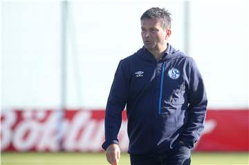 Schwierige Zeiten für den Manager: Christian Heidel im Trainingslager in Benidorm.