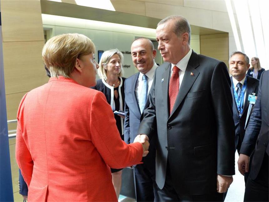 Erdogan darf in Deutschland nicht vor Landsleuten sprechen Schwieriges Verhältnis: Bundeskanzlerin Angela Merkel und der türkische Staatspräsident Recep Tayyip Erdogan beim Nato-Gipfel. Foto: Nato