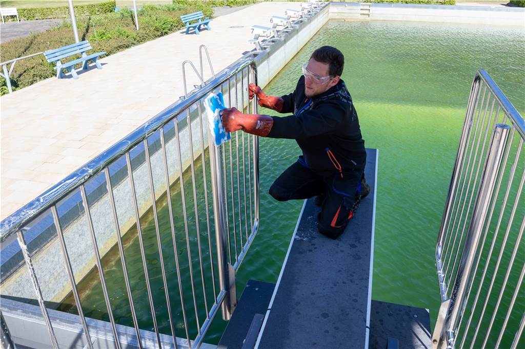 Corona: Freibad ist bald startklar, doch die Saison steht auf der Kippe Schwimmbad-Azubi Erwin Erbis bringt das Geländer des Sprungturm auf Hochglanz.