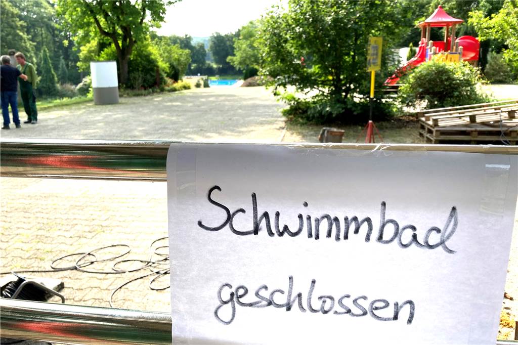 Freibad Wellinghofen: Hoffnung auf Badöffnung nach Verwüstung wächst „Schwimmbad geschlossen": Dieses Schild hängt am Eingangstor. Aber es gibt Hoffnung, dass es doch bald wieder verschwindet.