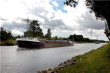 Schwimmen im Kanal hält die DLRG Lünen für keine gute Idee - schließlich ist das kein Badegewässer, sondern eine Schiffahrtsstraße.