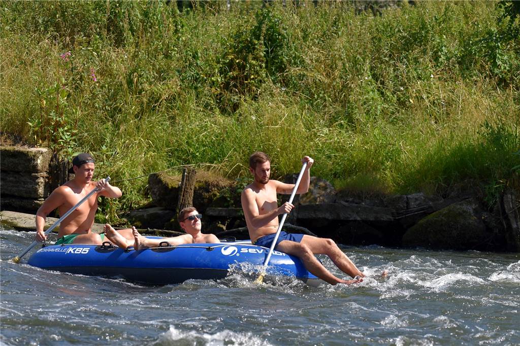 Schwimmen in der Ruhr wird zumeist geduldet. Ein offizielles Badegewässer ist der Fluss aber nicht. Wer hier mit Gummiboot oder ohne unterwegs ist, macht das auf eigene Gefahr.