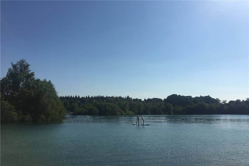 Ferienzentrum Schloss Dankern: Ein Paradies mitten im Emsland Schwimmen, Stand-Up-Paddling, Wasserski und Co.: Der Dankernsee ist ein Paradies für alle Wasserratten.