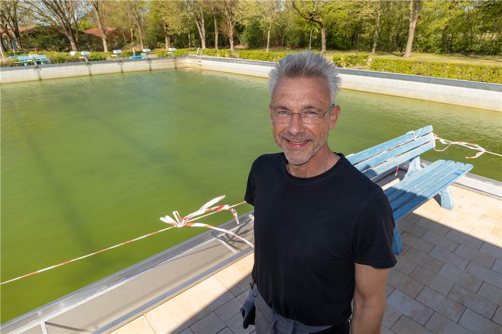 Corona: Freibad ist bald startklar, doch die Saison steht auf der Kippe Schwimmmeister Oliver Karlsberg hofft, dass die Freibadsaison in diesem Jahr trotz des Coronavirus nicht ins Wasser fällt.
