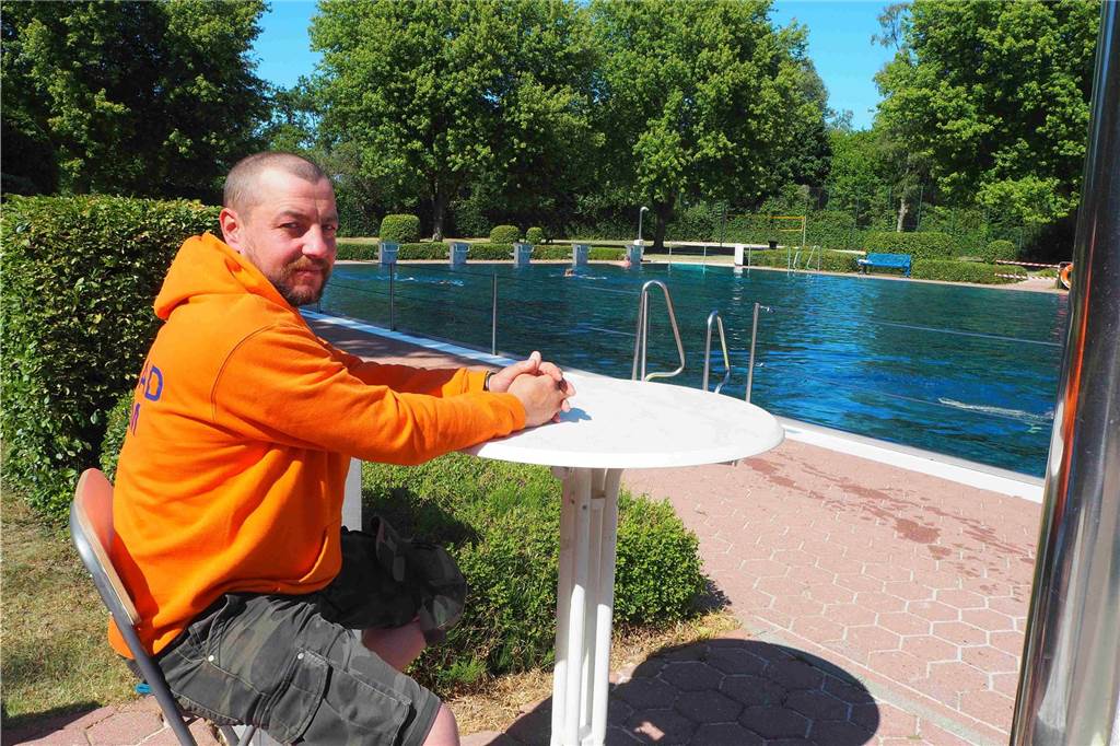 Schwimmmeister Sergej Wjasovski hat seine Augen überall.