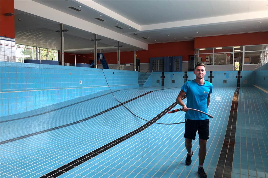 Nach Bilderbuchsommer im Freibad bereitet Stadtlohns Hallenbad Sorgen Schwimmmeistergehilfe Erwin Erbes macht das Hallenbad startklar für die Herbst- und Wintersaison. Die Wassertemperatur wird um ein Grad gesenkt.