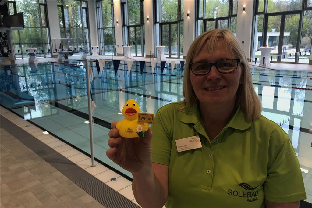 Solebad eröffnet – Mehr als 5000 Besucher stürmen am Samstag das Bad Schwimmmeisterin Barbara Kipp freut sich auf die Eröffnung.