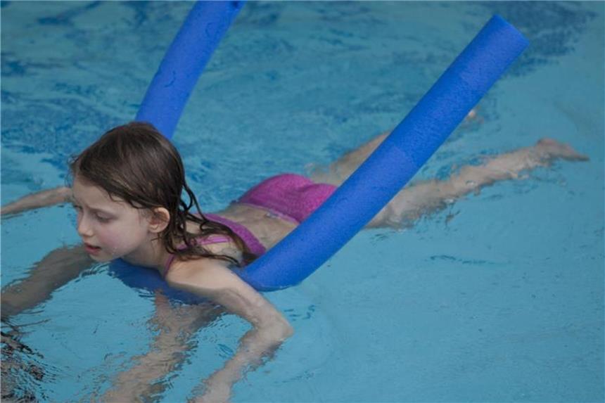 Was brauchen Kinder zum Schwimmenlernen? Schwimmnudeln kommen eigentlich aus der Aquagymnastik - bieten Schwimmanfängern aber die Möglichkeit, ihr Gleichewicht im Wasser zu trainieren. Foto: Silvia Marks