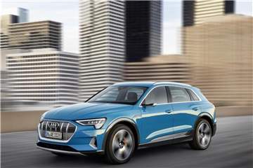 Schwimmt mit dem Strom: Auch Audis erstes rein elektrisches Auto für die Serie kommt wie einige Konkurrenten im SUV-Format. Foto: Audi
