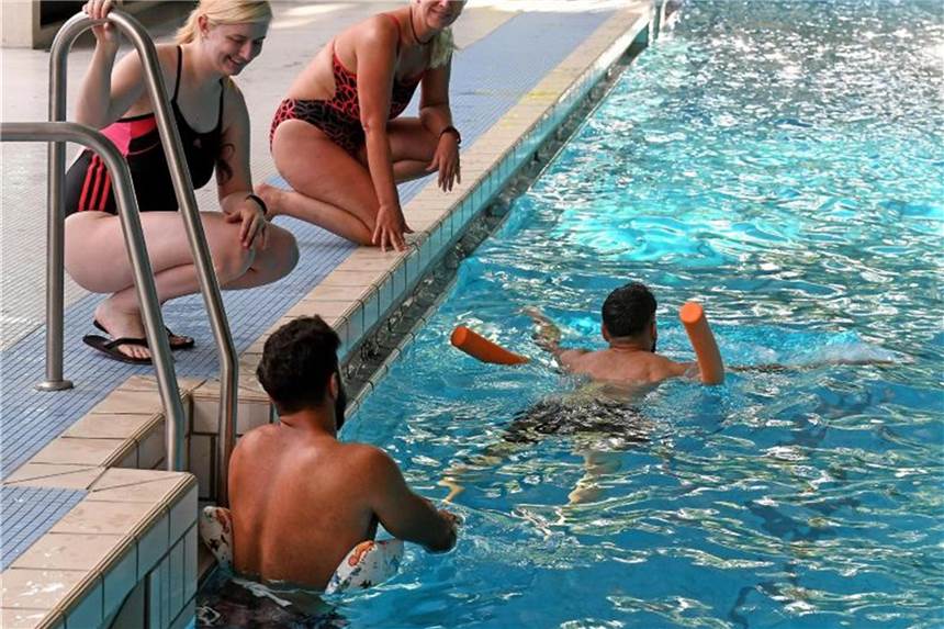 Wird Deutschland ein Land der Nichtschwimmer? Schwimmunterricht für Flüchtlinge im Fössebad in Hannover. Foto: