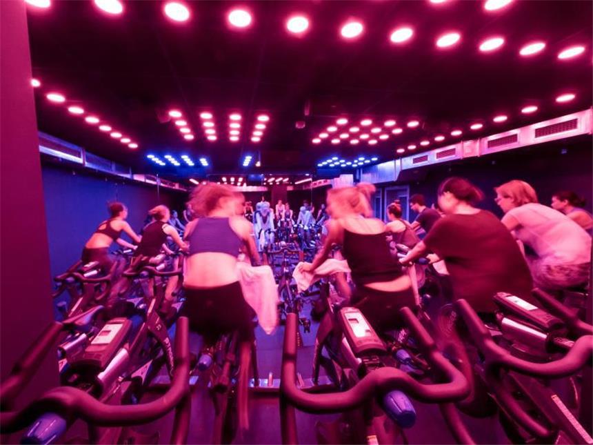 Beim Indoor Cycling regiert der Beat Schwitzen in der Gruppe: Beim Cycling geht es auch ums Gemeinschaftserlebnis. Foto: Alexander Heinl/dpa-tmn
