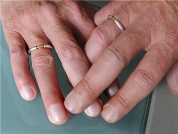 Schwule und lesbische Paare müssen ab Oktober nicht mehr sprachlich unromantisch ihre Lebenspartnerschaft eintragen lassen, sondern können heiraten. Doch das ist noch lange kein Ende der Diskriminierung. Foto: Julian Stratenschulte/dpa
