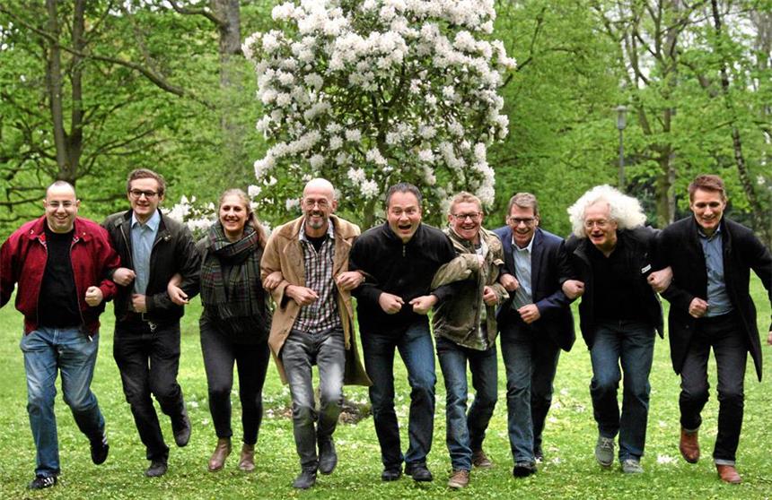So kann das Pokalfinale beim Westparkfest zelebriert werden Schwung holen fürs viertägige Westparkfest: Und die Veranstalter glauben fest daran, dass ab 25. Mai auch die Sonne ein ständiger Gast ist wird bei Picknick, Pokalfinale, Ska und skurrilem Trödel.