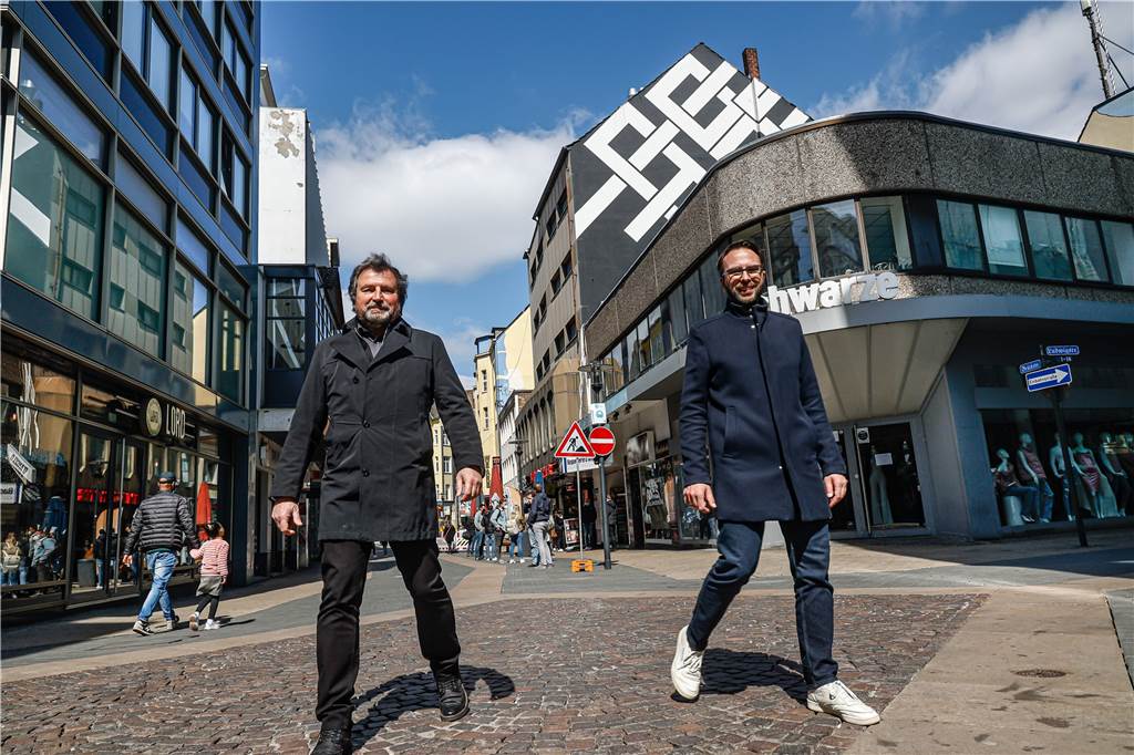 Schwungvoll nach vorne: Christian Weyers (r.) und Thomas Weiß (l.) von der Stabsstelle Kreativquartiere bei der Stadt Dortmund sind sicher, dass das Brückviertel nach der Corona-Krise den Pulsschlag der Stadt wieder wesentlich mitbestimmen wird. Nur für diesen Fotomoment haben sie ihren Mund- und Nasenschutz abgenommen.
