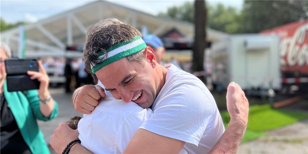 König „Scotty“ Larocca (38): „Mein wichtigstes Vermächtnis ist in Schermbeck“ Scott Michael Larocca umarmt seinen Konkurrenten Hans Steinbach nach dem Königsschuss.
